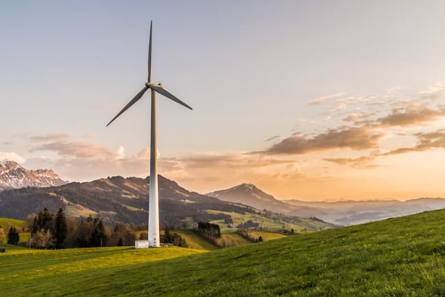 Afbeelding van een windmolen in een natuurlijk gebied voor de artikel hoe ziet een epc attest eruit. Omdat een epc attest tips en aanbevelingen geeft voor energiezuinigheid en hernieuwbare energie